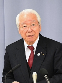 臨時休校措置などについて会見で説明する兵庫県の井戸敏三知事＝２８日午前、兵庫県庁（撮影・秋山亮太）