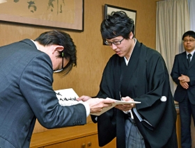 日本棋院の小林覚理事長（左）から允許状を受け取る井山裕太天元＝東京都千代田区、日本棋院