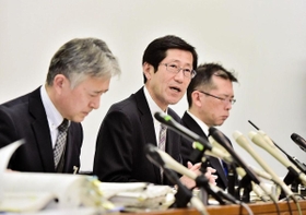 会見で処分について説明する長田淳教育長（中央）ら＝神戸市役所（撮影・中西幸大）