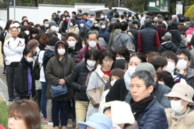 無料配布されるマスクを手に入れるため並ぶ市民＝小野市王子町