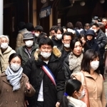 有馬温泉を散策する観光客ら。マスク姿の人が目立った＝２日午後、神戸市北区有馬町（撮影・秋山亮太）