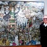 個展で自作の横に立つ画家石阪春生さん＝２０１５年５月、神戸市中央区