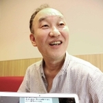 エンリッチが運営する見守りサービスを説明する紺野功さん＝東京都内