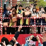 令和初の節分神事で豆まきをする月亭八方さん（左１人目）やハイヒールモモコさん（同３人目）、ＴＫＯ木本武宏さん（同４人目）。ＮＭＢ４８のメンバーたち（右）も参加した＝神戸市中央区下山手通１、生田神社（撮影・秋山亮太）
