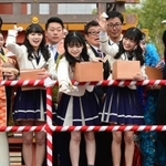 令和初の節分神事で豆まきをするＮＭＢ４８のメンバーら＝神戸市中央区下山手通１、生田神社（撮影・秋山亮太）