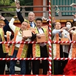 令和初の節分神事で豆まきをする松村邦洋さん（手前左）、大八木淳史さん（中央奥）ら。バラエティー番組で人気となった元将棋棋士の桐谷広人さん（右から２人目）も参加した＝神戸市中央区下山手通１、生田神社（撮影・秋山亮太）