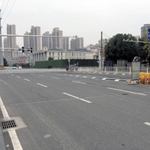 普段は渋滞しているという幹線道路。通行する車や人はほとんどいなくなった＝３日、武漢市（提供写真）