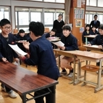 クラスメートの前で発表する児童たち＝中筋小