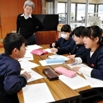 「転入生は外国から来たことにしてみよう」「じゃあ言葉はどうする？」－。せりふを考える子どもたちを平田オリザさんが見守る＝中筋小