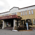 青年団の拠点「江原河畔劇場」となる改修前の豊岡市商工会館（２０１８年２月）＝豊岡市日高町日置