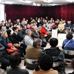 平田オリザさんらの対談を聞きに集まった地元住民ら＝豊岡市日高町日置