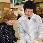 チラシを手に電話相談について紹介する職員＝神戸市中央区元町高架通