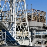 水素爆発が起き、鉄骨がむき出しのままの福島第１原発１号機＝４日午後、福島県大熊町（代表撮影）