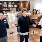美容師たちに肩凝り改善のストレッチを指導するトレーナーの長野憲次さん（手前左）＝神戸市中央区