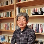 自宅の書斎で、演劇の力や教育との関係などについて語る平田オリザさん＝豊岡市内（撮影・末吉佳希）