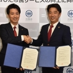 協定書を交わす川西市の越田謙治郎市長（左）とソフトバンクの池田昌人統括部長＝川西市役所