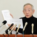 被災者の証言集作りに向けて寄付を呼び掛ける牧秀一さん＝５日午後、神戸市役所（撮影・中西幸大）