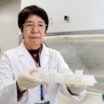 新型コロナウイルス用の試薬を手にする秋山由美感染症部長＝県立健康科学研究所