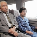 小泉首相の訪朝に合わせ、新幹線で東京に向かう有本明弘、嘉代子さん夫妻＝２００２年９月１５日