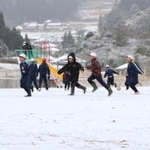 うっすら白い雪に覆われた校庭で児童が雪遊びを楽しんだ＝６日午前７時５３分、宍粟市波賀町安賀、波賀小学校（撮影・小林良多）