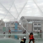 訓練の成果発表で、一斉に放水する初任教育生＝県消防学校（２０１８年９月）★記事とは関係ありません