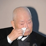 涙をぬぐいながら会見に臨む有本嘉代子さんの夫・明弘さん＝６日午後、神戸市兵庫区新開地３、平安祭典神戸会館（撮影・後藤亮平）