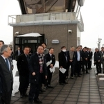 送迎デッキから空港施設を見学する「但馬空港のあり方懇話会」のメンバーら＝但馬空港