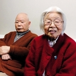 米朝首脳会談の実施の報道に、拉致問題解決の望みを語る有本嘉代子さん（右）と夫の有本明弘さん＝２０１８年３月９日、神戸市長田区