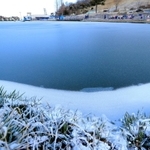 厳しい冷え込みとなって、水面が凍った池＝７日午前、神戸市灘区六甲山町、六甲山スノーパーク（撮影・鈴木雅之）