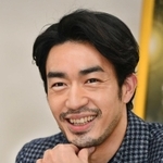 「スーツ姿が似合うような理想の男性像を演じたい」と話す大谷亮平＝梅田芸術劇場（撮影・秋山亮太）