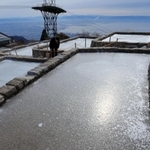 寒波到来。天然の氷を作る「氷棚」に厚い氷が張った＝７日午前、神戸市灘区六甲山町、六甲ガーデンテラス（撮影・鈴木雅之）