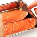 【１】サケの脂にＤＨＡ／サケの脂にはドコサヘキサエン酸（ＤＨＡ）など、体内で合成できない必須脂肪酸が含まれる。脂も摂取できるホイル焼きに。