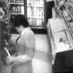 青酸入り菓子がコンビニに置かれた際、防犯カメラに写った男＝１９８４年１０月１５日
