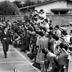 誘拐された江崎勝久グリコ社長が自力脱出。６５時間ぶりに保護され高槻署から甲子園署へ向かった＝１９８４（昭和５９）年３月２１日、大阪府高槻市の高槻署
