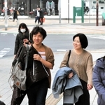 軽装になって歩く人たち＝１３日午前、神戸・元町