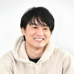 「父の楽曲と自分の音楽観を融合させていく」と誓う尾崎裕哉＝神戸新聞社（撮影・秋山亮太）