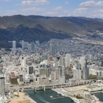 六甲山系の山々を背に広がる神戸の市街地＝２０１９年４月