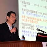 児童虐待の現状について話す児童虐待防止協会の津崎哲郎理事長＝神戸市中央区下山手通４