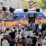 豊岡市の新市１０周年事業で登場したディズニーの人気キャラクター＝２０１５年、豊岡市大手町