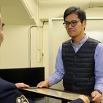 隊長感謝状を受け取る藤田和宏さん＝神戸市中央区、兵庫県警鉄道警察隊本部
