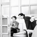 雑誌の表紙絵モデルになったとき、小磯良平の絵をのぞき込む八千草薫さん（１９５５年）＝神奈川・逗子の小磯アトリエ