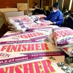 完走者に配られる予定だった記念のタオル＝２０日午後、姫路市本町（撮影・小林良多）