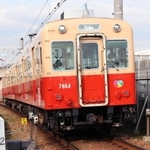 武庫川線を走る「赤胴車」。引退が決まった＝２０日、西宮市東鳴尾町２（撮影・吉田敦史）