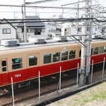 武庫川線を走る「赤胴車」。引退が決まった＝２０日、西宮市東鳴尾町２（撮影・吉田敦史）