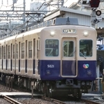 阪神本線で普通電車として走る「青胴車」＝２０日、芦屋市打出小槌町（撮影・吉田敦史）
