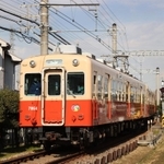 武庫川線を走る「赤胴車」＝２０日、西宮市上田東町（撮影・吉田敦史）