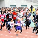 子どもらが参加した前回のみっきぃふれあいマラソン＝２０１９年３月、三木総合防災公園陸上競技場