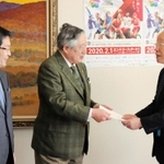 井戸敏三知事（右）に「ひょうごツーリズム戦略」を手渡すひょうご観光本部の西村肇理事長（中央）と戦略推進会議の高士薫座長＝兵庫県庁