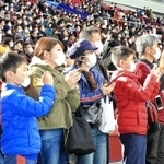 サッカーのＪリーグ１部ヴィッセル神戸の開幕戦。観客やスタジアム見学ツアーの参加者にはマスク姿が目立った＝２月２３日、ノエビアスタジアム神戸