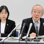 和解について説明する野口善國弁護士（右）と福田和美弁護士＝２７日午後、神戸市中央区、神戸司法記者クラブ
